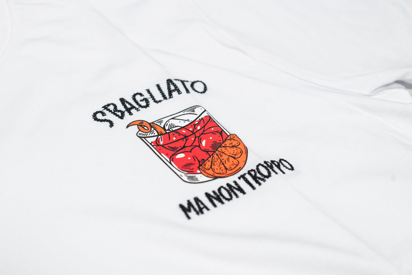 SUPERCULTURE T-shirt Bianca con stampa e ricamo catenella SBAGLIATO MA NON TROPPO - regular fit