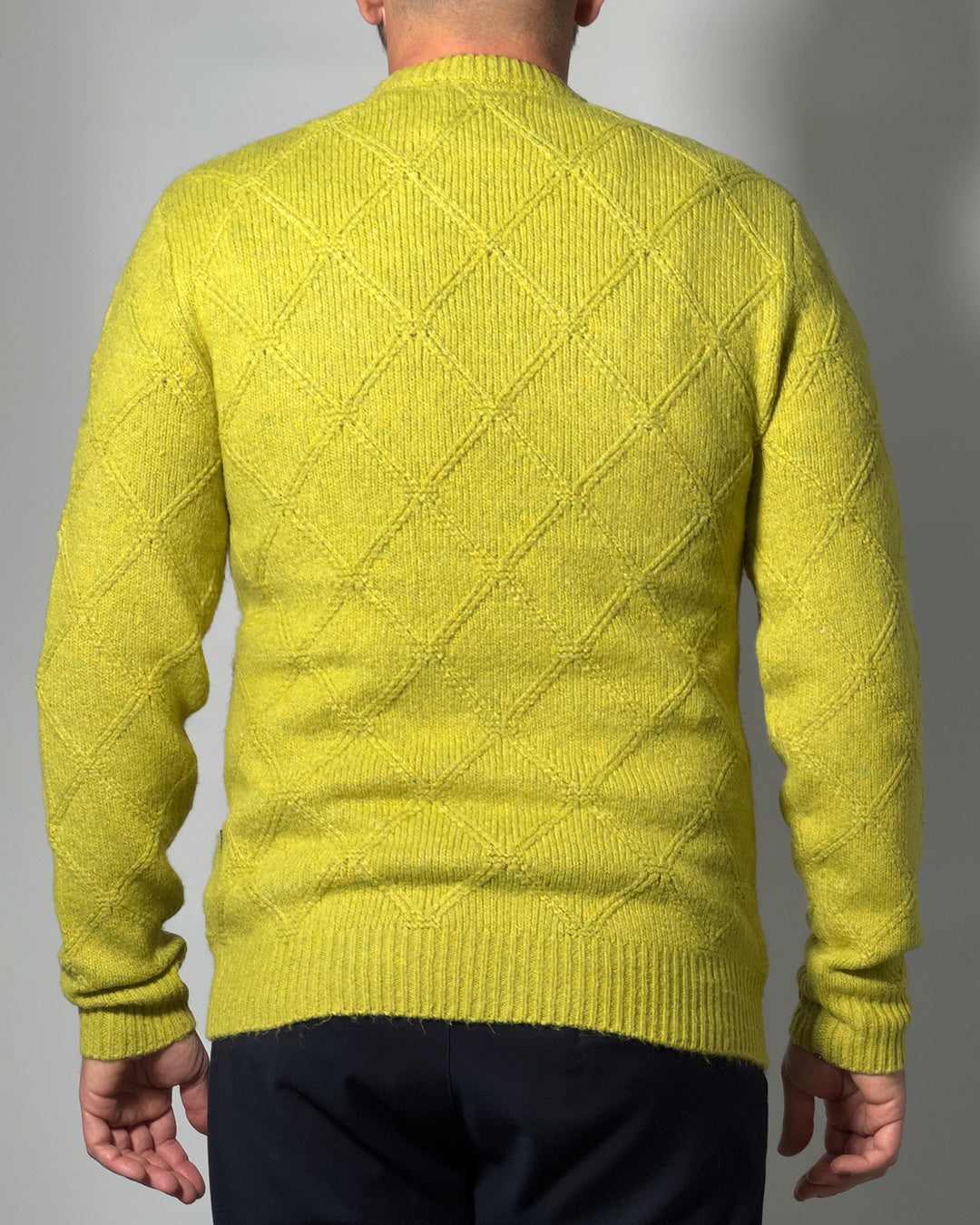 Maglione BLEND Giallo con Lavorazione a Rombi – Stile Moderno e Comfort Invernale