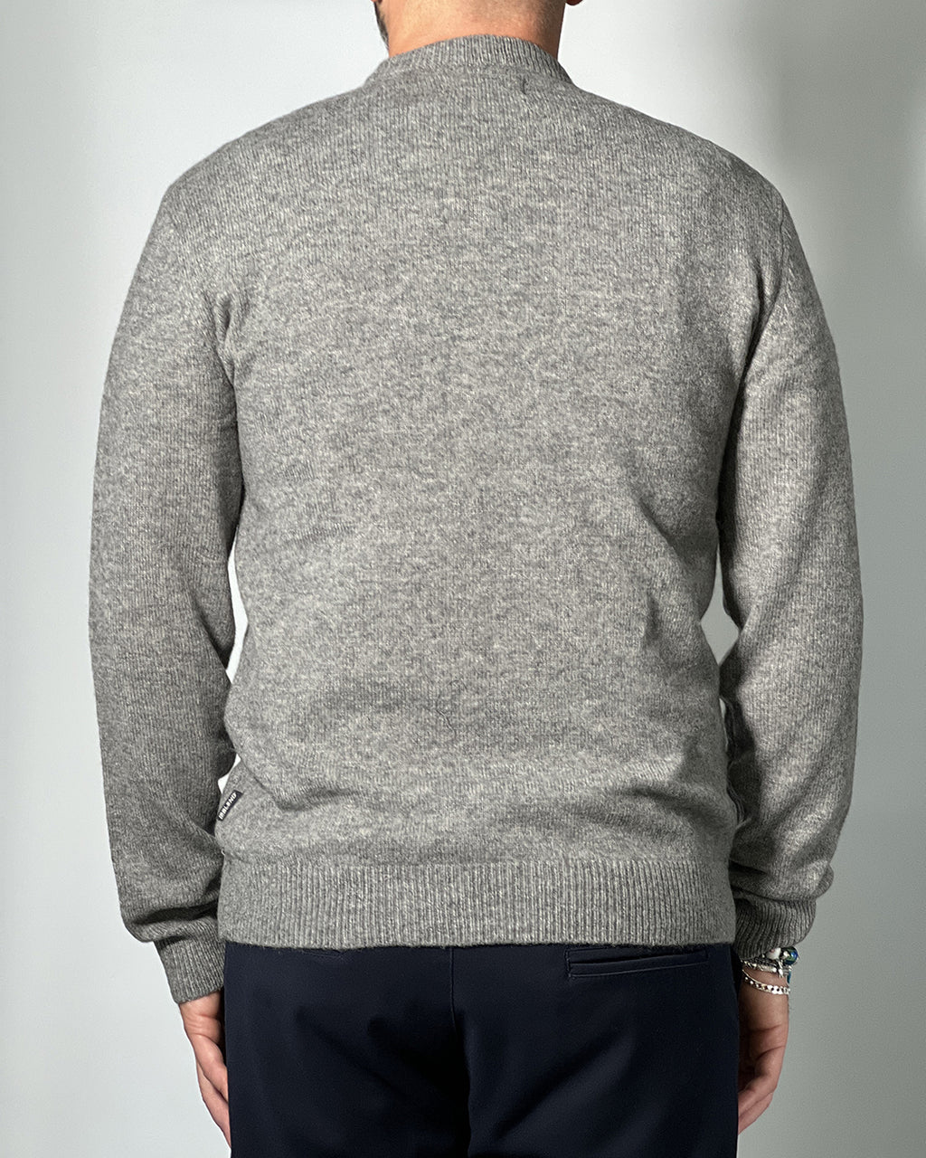 Maglione BLEND Grigio Melange Girocollo – Eleganza e Comfort per un Look Invernale Classico