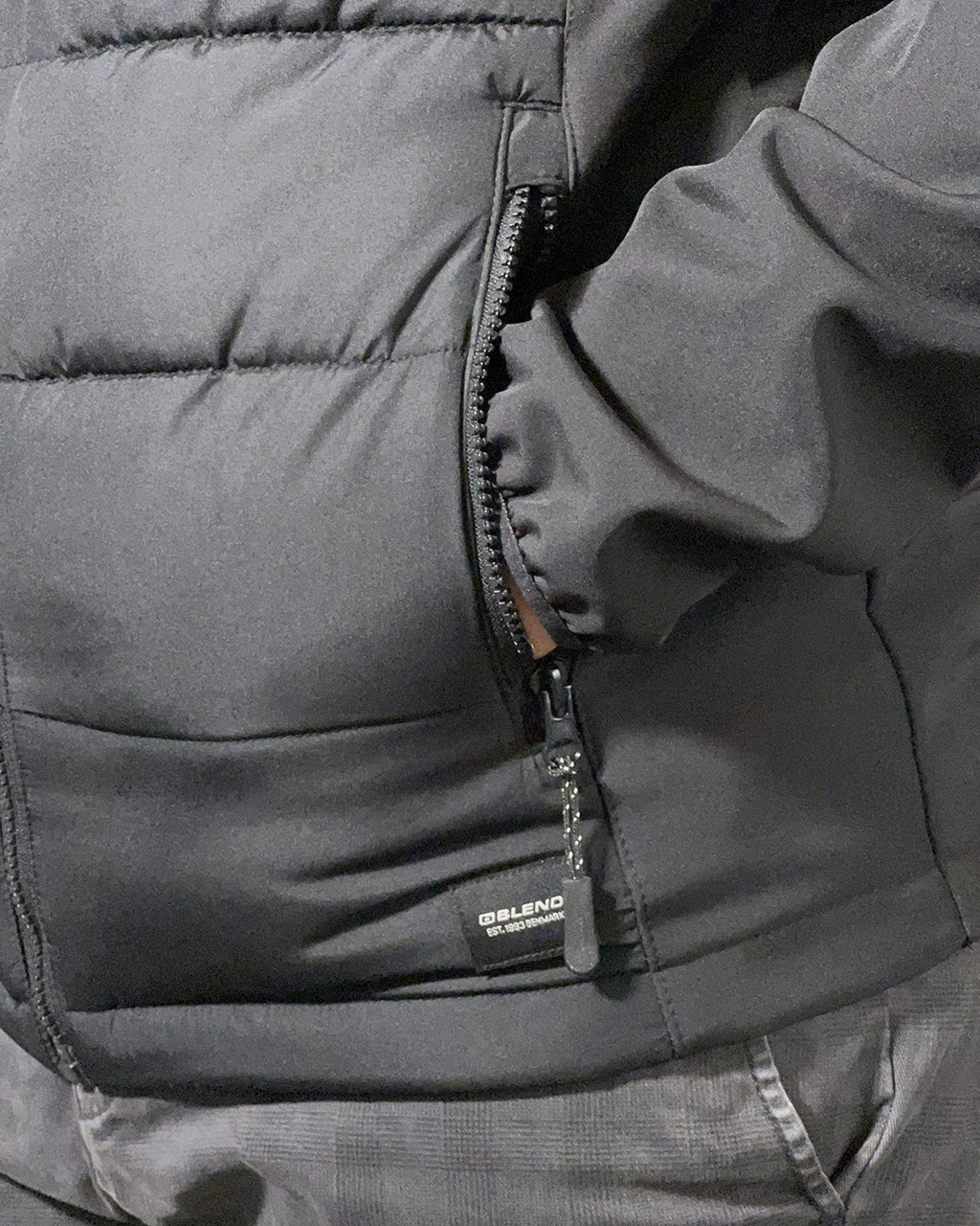 Giacca Uomo Blend Nera con Cappuccio – Imbottita Leggera e Antivento