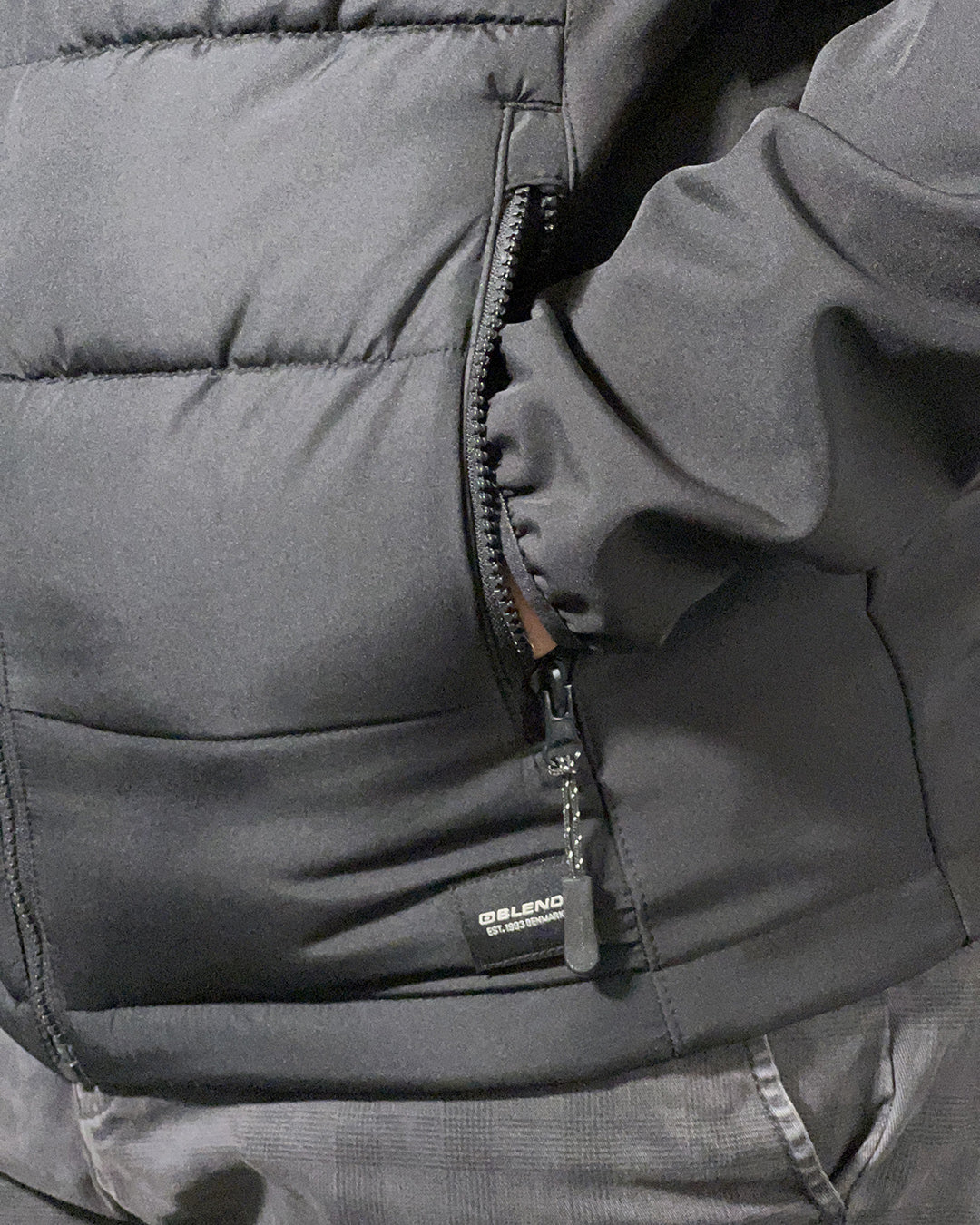 Giacca Uomo Blend Nera con Cappuccio – Imbottita Leggera e Antivento