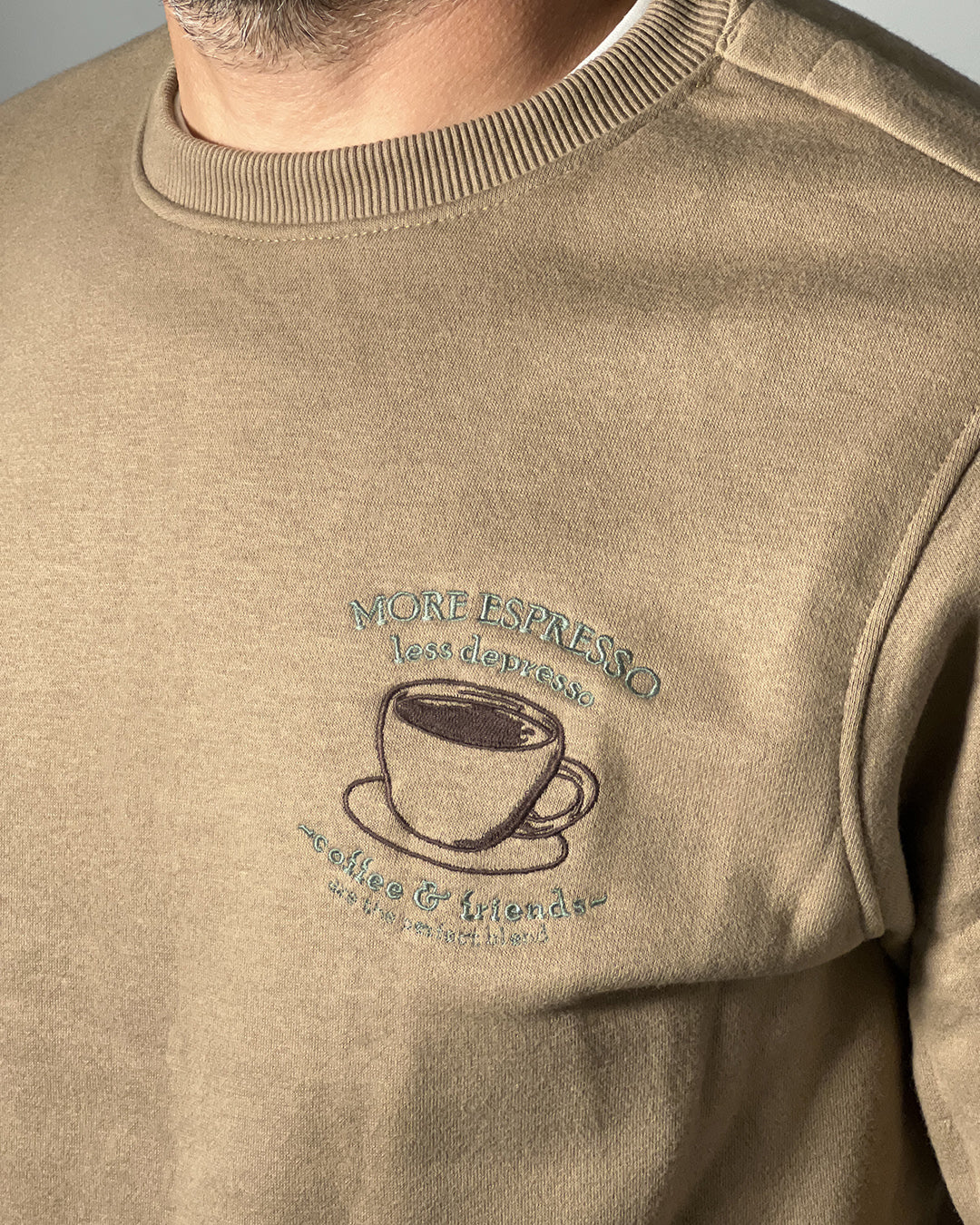 Felpa Girocollo BLEND Sabbia con Stampa Frontale – Stile Casual e Comfort Quotidiano