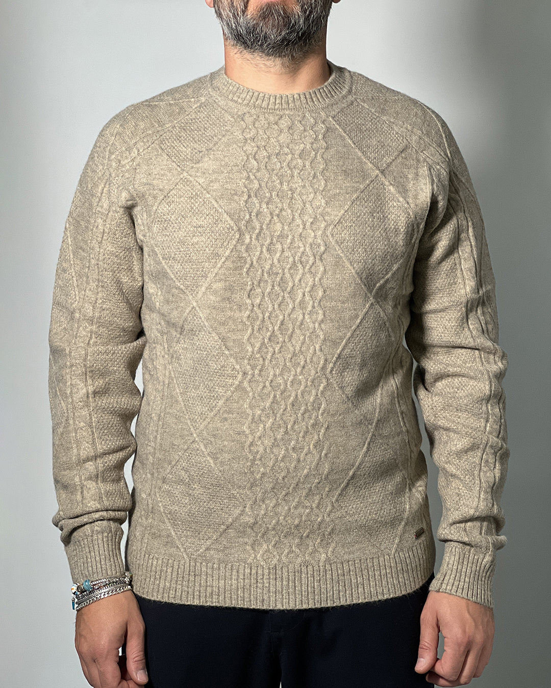 Maglione IN MY HOOD Beige a Treccia – Eleganza Classica e Calore Naturale