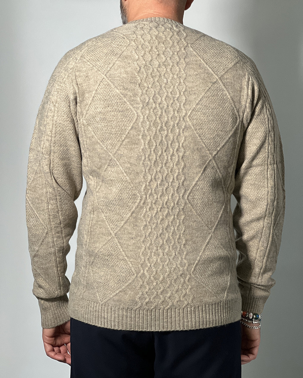 Maglione IN MY HOOD Beige a Treccia – Eleganza Classica e Calore Naturale