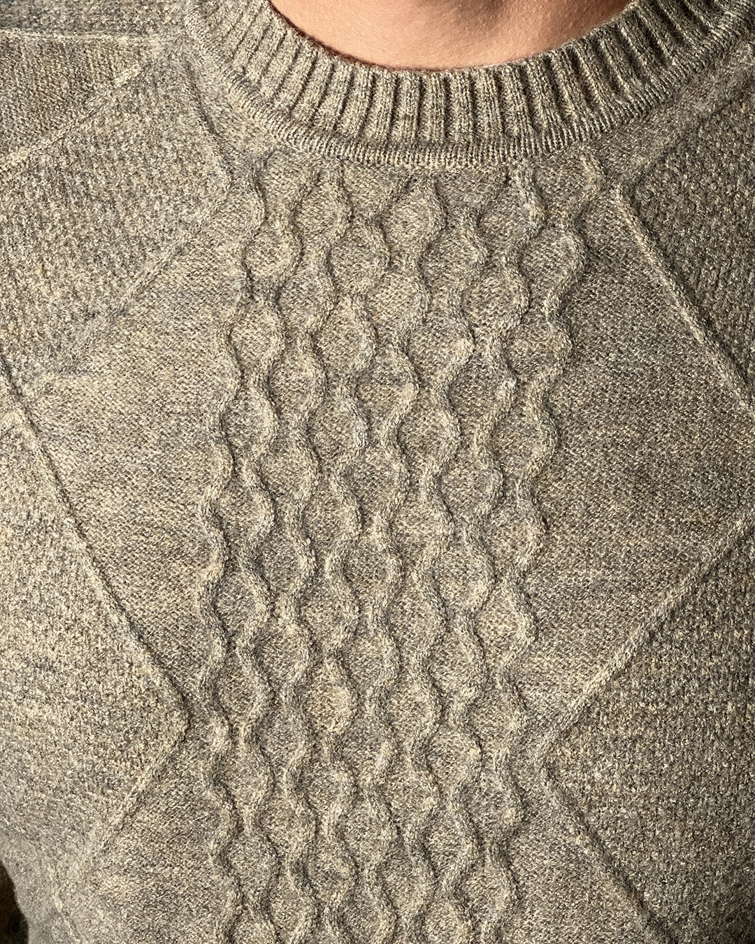 Maglione IN MY HOOD Beige a Treccia – Eleganza Classica e Calore Naturale