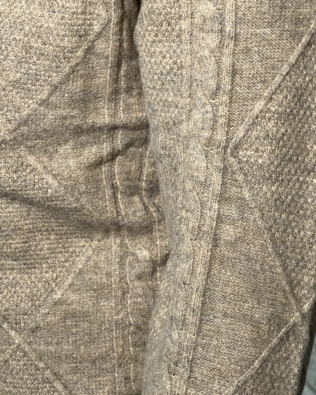 Maglione IN MY HOOD Beige a Treccia – Eleganza Classica e Calore Naturale