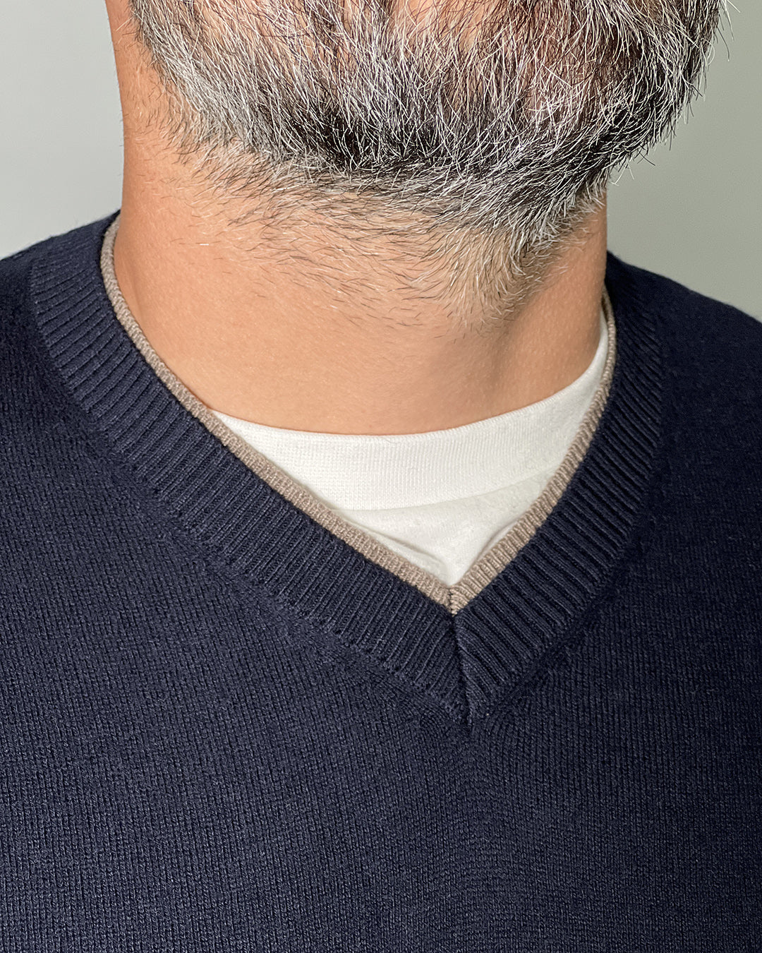 Maglione Uomo Censured Blu con Scollo a V – Stile Classico e Comfort