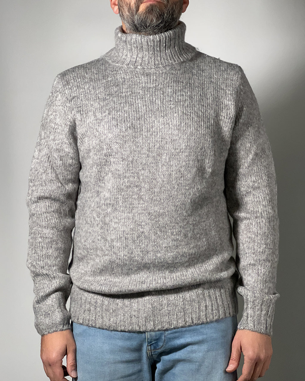 Maglione Uomo OVER/D Dolcevita – Calore, Comfort e Stile Autentico