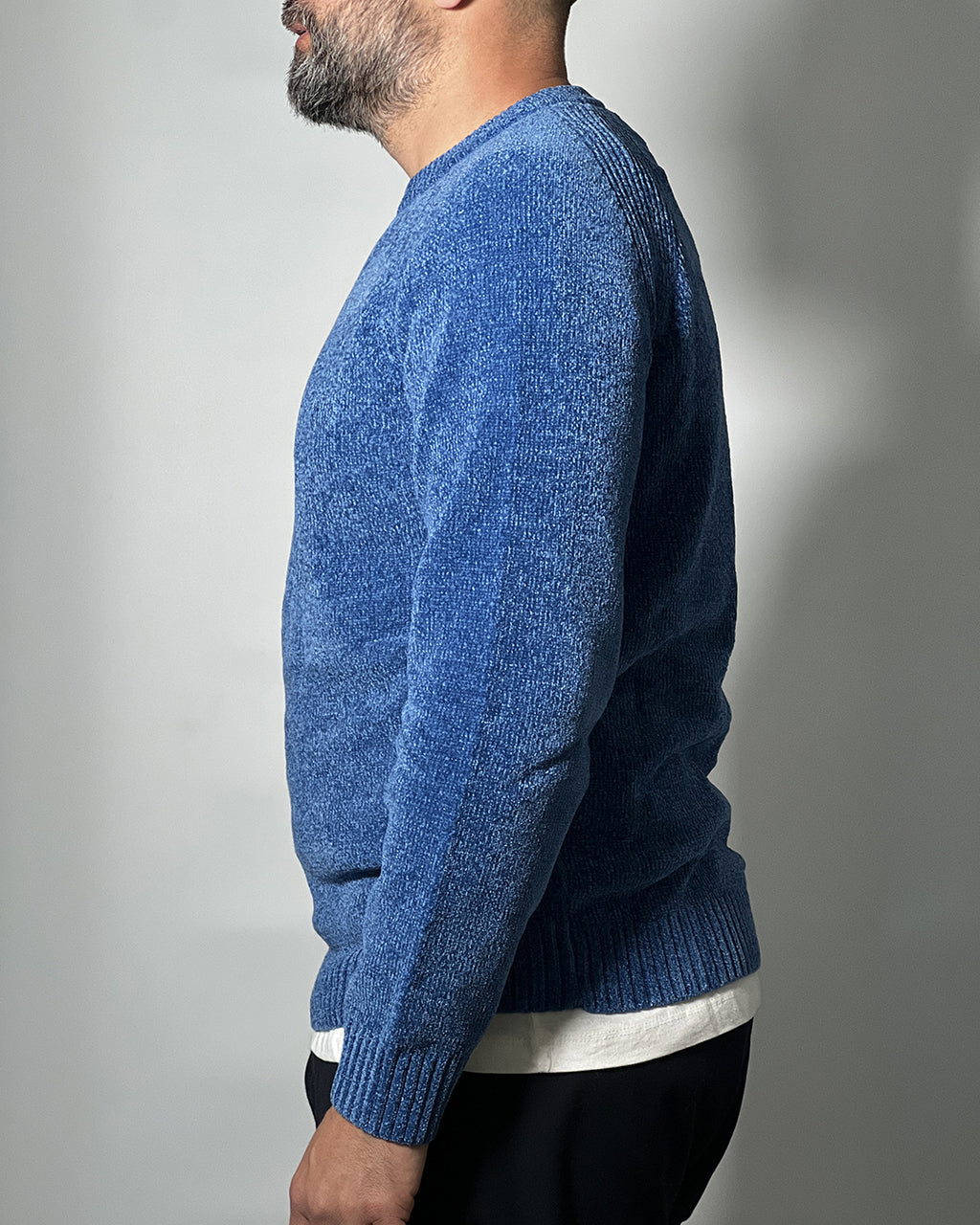 Maglione in Ciniglia OVER/D Girocollo – Stile Morbido e Comfort per la Stagione Fredda