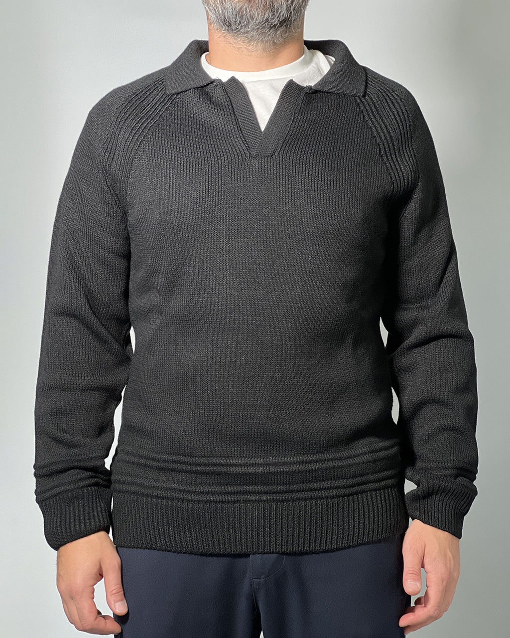 Maglione Polo OVER/D Nero – Eleganza Contemporanea e Comfort di Alta Qualità